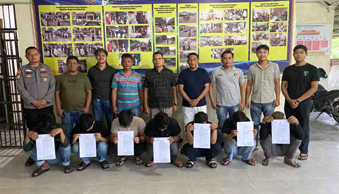 Kapolsek Pangkalan, AKP Hendra (tengah) bersama personel Polsek Pangkalan bersama tersangka kasus pengeroyokan. (f/ist)Kapolsek Pangkalan, AKP Hendra (tengah) bersama personel Polsek Pangkalan bersama tersangka kasus pengeroyokan.