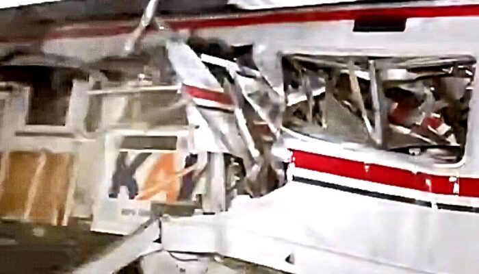 Tabrakan KRL vs KA Argo Bromo Anggrek di Bekasi Timur, Gerbong Ringsek Parah