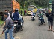 Evakuasi Truk Terbalik di Sijunjung Sebabkan Kemacetan selama 2 Jam