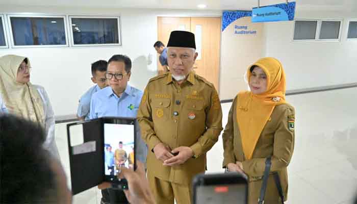 Gubernur Sumbar, Mahyeldi saat menyambut kunjungan tim Asian Infrastructure Investment Bank (AIIB), Kementerian Kesehatan RI, dan Bappenas dalam rangka peninjauan lapangan Proyek TRUST di RSUP Dr M Djamil Padang