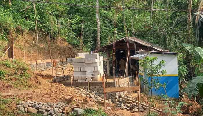 Satgas TMMD Reguler ke-128 memugar rumah Misdi di Dusun Batur