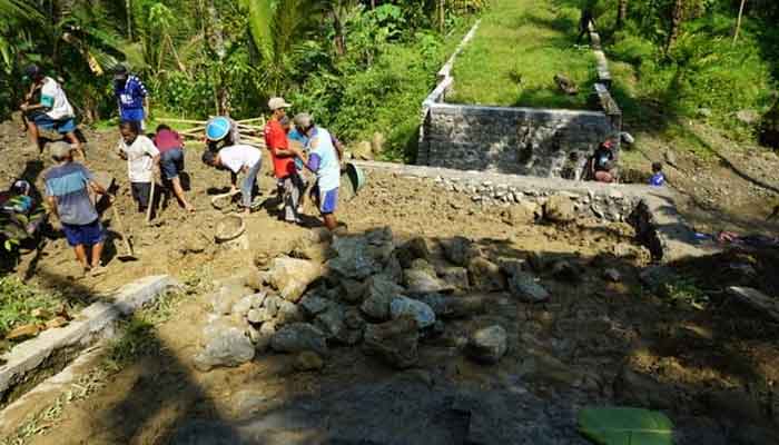 Pelebaran jalan dan pembagunan jembatan di Desa Krangean, Kecamatan Kertanegara, Kabupaten Purbalingga, Jawa Tengah pelaksanaan program TMMD Reguler ke-128