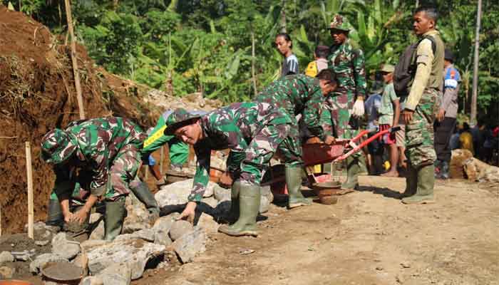 Pembangunan Jalan TMMD ke-128 di Desa Krangean