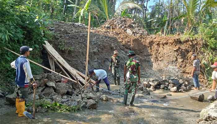 Satgas TMMD ke-128 mulai pembangunan Jembatan Garuda untuk menghubungkan di Desa Krangean dan Ponjen