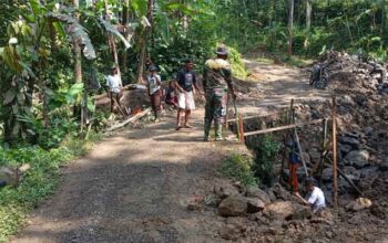 Pembangunan pondasi jembatan TMMD ke-128 Purbalingga di Desa Krangean
