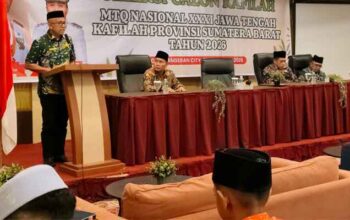 Kepala Biro Kesra Setdaprov Sumbar, Edi Dharma saat menutup seleksi kafilah MTQ