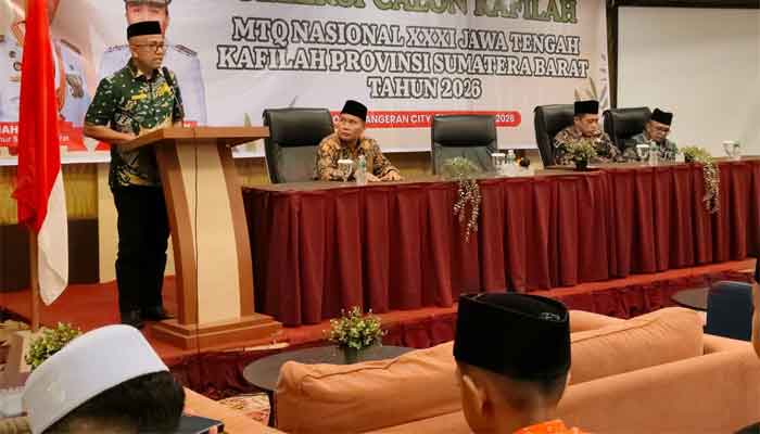 Kepala Biro Kesra Setdaprov Sumbar, Edi Dharma saat menutup seleksi kafilah MTQ