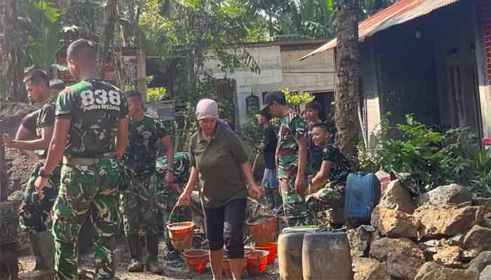 Perempuan ikut membangun Jalan TMMD ke-128 di Krangean