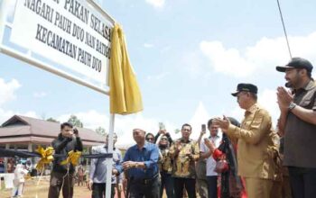 Bupati Solok Selatan, H. Khairunas, meresmikan Pasar Baru Pekan Selasa