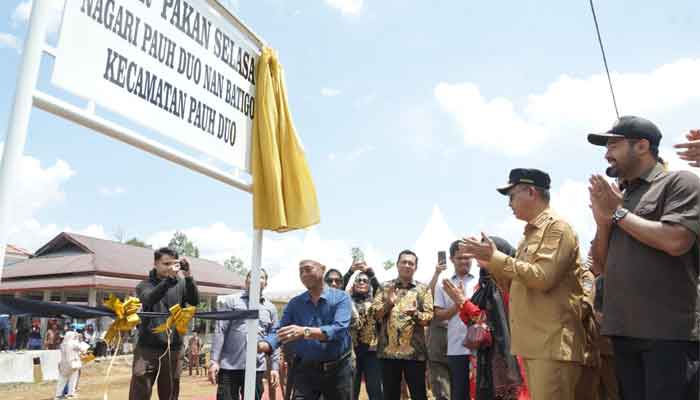 Bupati Solok Selatan, H. Khairunas, meresmikan Pasar Baru Pekan Selasa