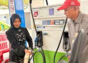 Operator SPBU mengenakan kebaya saat brrtugas di Hari Kartini