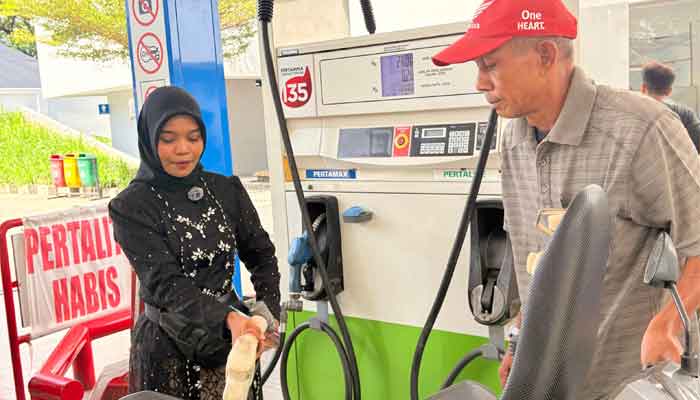 Operator SPBU mengenakan kebaya saat brrtugas di Hari Kartini