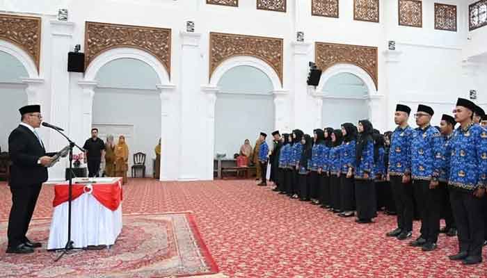 Wali Kota Ramlan Nurmatias serahkan SK Pengangkatan PNS sekaligus mengambil sumpah/janji di lingkungan Pemerintah Kota Bukittinggi