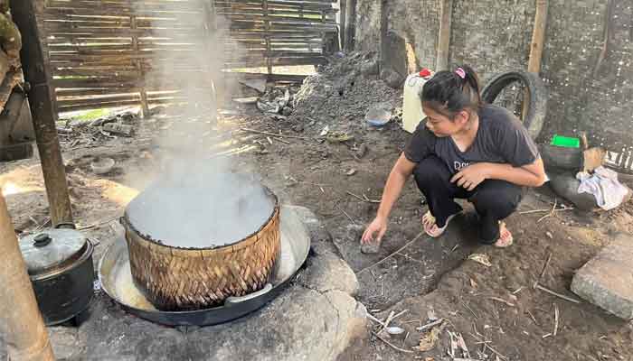 Begini Harapan Manis Rina di Balik Asap Tungku terhadap TMMD ke-128 di Krangean