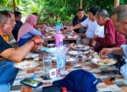 Anggota Sekber Wartawan Dharmasraya sedang menikmati makan siang di pondok Ikan Bakar Jang Karim di Sungai Nili, Nagari Sungai Kambuik, Kecamatan Pulau Punjung