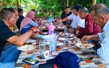 Anggota Sekber Wartawan Dharmasraya sedang menikmati makan siang di pondok Ikan Bakar Jang Karim di Sungai Nili, Nagari Sungai Kambuik, Kecamatan Pulau Punjung