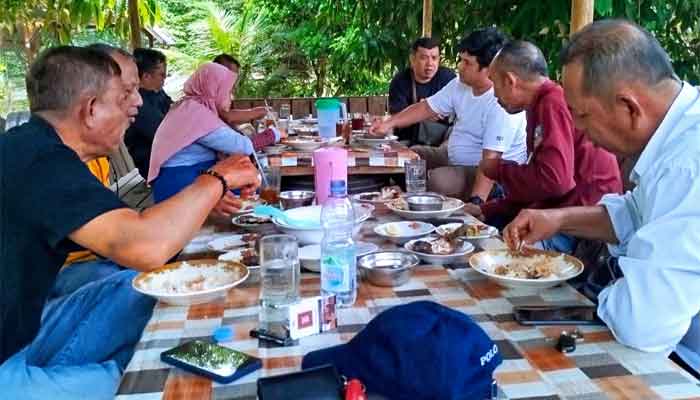 Anggota Sekber Wartawan Dharmasraya sedang menikmati makan siang di pondok Ikan Bakar Jang Karim di Sungai Nili, Nagari Sungai Kambuik, Kecamatan Pulau Punjung