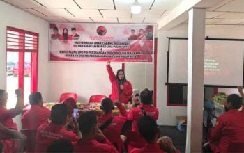 Ketua DPC PDI Perjuangan Kabupaten Limapuluh Kota, Siska saat membakar semangat kader