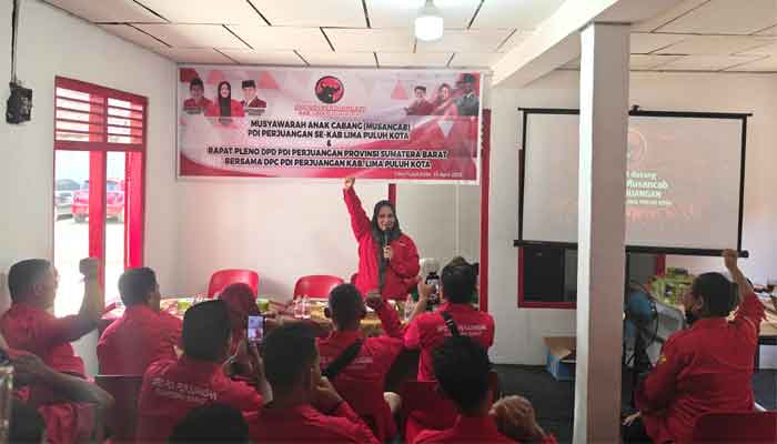 Ketua DPC PDI Perjuangan Kabupaten Limapuluh Kota, Siska saat membakar semangat kader