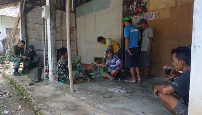 Kebersamaan Angota TNI dan Warga di teras Rumah Kasniyah Desa Krangean