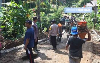 Kekompakan TNI-Warga Terjalin Erat di Dusun Batur dalam TMMD ke-128