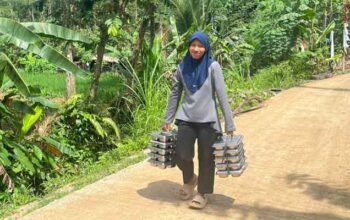 Tri Asih Berharap Pembangunan Jalan TMMD ke-128 Bisa Melancarkan Distribusi MBG di Krangean