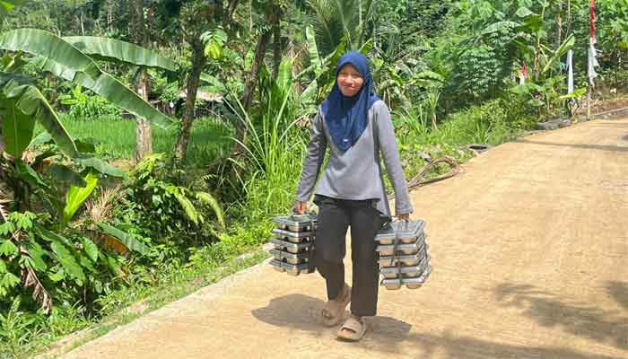 Tri Asih Berharap Pembangunan Jalan TMMD ke-128 Bisa Melancarkan Distribusi MBG di Krangean