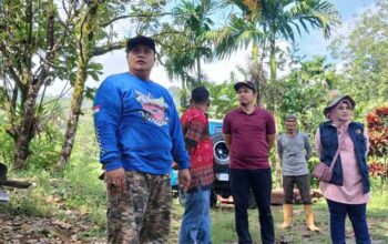 Anggota DPRD Sumbar, Verry Mulyadi meninjau lokasi jalan penghubung antara Kelurahan Batu Gadang, Kelurahan Baringin, dan Kelurahan Padang Besi di Kecamatan Lubuk Kilangan, Kota Padang.
