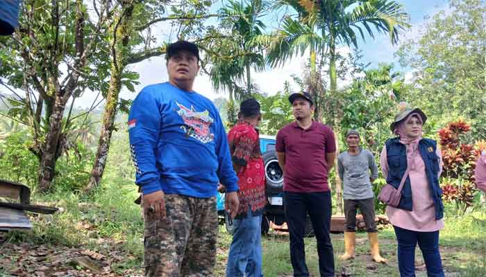 Anggota DPRD Sumbar, Verry Mulyadi meninjau lokasi jalan penghubung antara Kelurahan Batu Gadang, Kelurahan Baringin, dan Kelurahan Padang Besi di Kecamatan Lubuk Kilangan, Kota Padang.