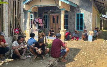 Makan siang sederhana saat jeda aktivitas pembangunan fisik TMMD Reguler ke-128 Kodim 0702/Purbalingga di Desa Krangean