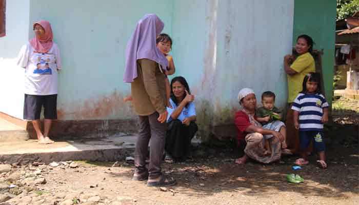 arga Desa Krangean menyaksikan pembangunan jalan TMMD ke-128