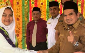 Wakil Bupati Solok, H. Candra ucapkan selamat saat wisuda Tahfiz Angkatan ke-4 MTsN 7 Solok di Tanjung Balik