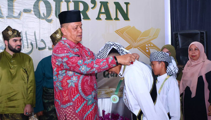 Wawako Payakumbuh, Elzadaswarman saat wisuda tahfiz 102 Santri Perguruan Islam Darussalam