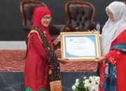 Sebanyak 3 Perempuan Inspiratif Terima Penghargaan pada Talkshow Dinas P3APPKB Bukittinggi