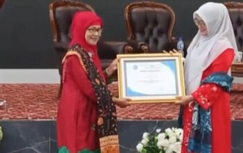 Sebanyak 3 Perempuan Inspiratif Terima Penghargaan pada Talkshow Dinas P3APPKB Bukittinggi