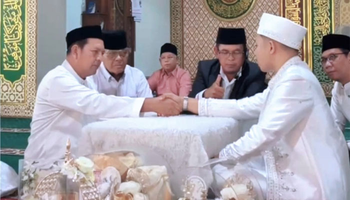 Akad nikah Annisa Mutiara Ridwan, putri Wakil Ketua I Baznas Dharmasraya, Ridwan Syarif Dt Majo Kayo di Masjid Ihsan Sialanggaung, Kecamatan Koto Baru