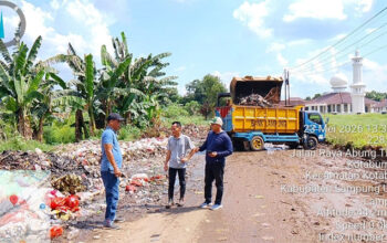 DLH Lampung Utara Kerahkan Alat Berat Bersihkan Tumpukan Sampah di Kotabumi Ilir