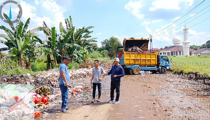 DLH Lampung Utara Kerahkan Alat Berat Bersihkan Tumpukan Sampah di Kotabumi Ilir