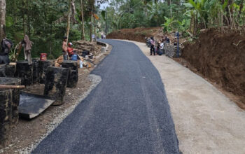 Aspal Baru TMMD ke-128 Membuat Warga Desa Krangean Tersenyum