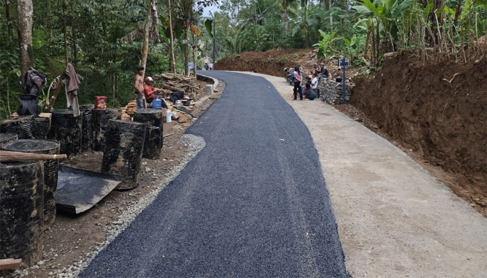 Aspal Baru Jalan TMMD ke-128 Membuat Warga Desa Krangean Tersenyum 1 Aspal Baru TMMD ke-128 Membuat Warga Desa Krangean Tersenyum