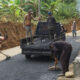 Aspal Jalan TMMD ke-128 Kodim 0702/Purbalingga Mulai Menghampar di Dusun Batur