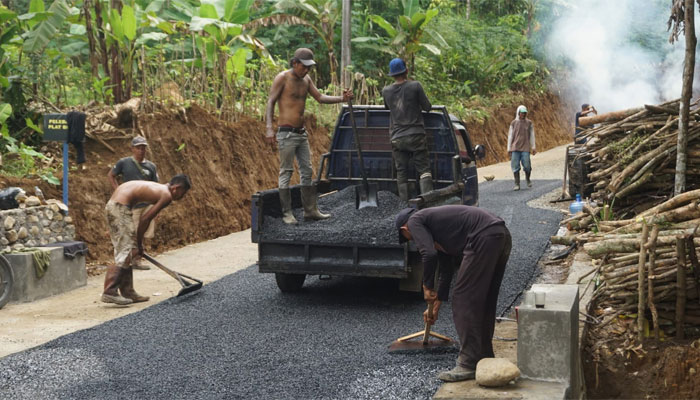 Aspal Jalan TMMD ke-128 Kodim 0702/Purbalingga Mulai Menghampar di Dusun Batur 1 Aspal Jalan TMMD ke-128 Kodim 0702/Purbalingga Mulai Menghampar di Dusun Batur