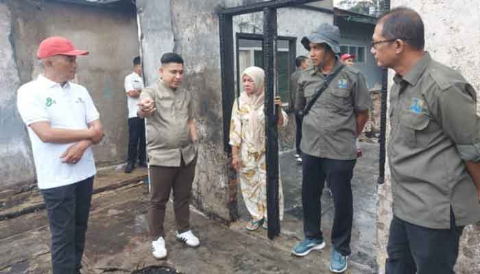 Wakil Ketua DPRD Bukittinggi Beny Yusrial bantu korban kebakaran di Kelurahan Bukit Apit