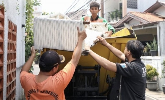 Buang sampah ukuran besar