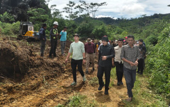 Jalan Terjal Tak Surutkan Niat Bupati Limapuluh Kota bersama Anggota DPRD Yori Anggara Sambangi Jorong Kubang Balambak 5 Bupati Limapuluh Kota, Safni Sikumbang bersama Anggota DPRD Yori Anggara Sambangi Jorong Kubang Balambak, Nagari Simpang Kapuak, Kecamatan Mungka