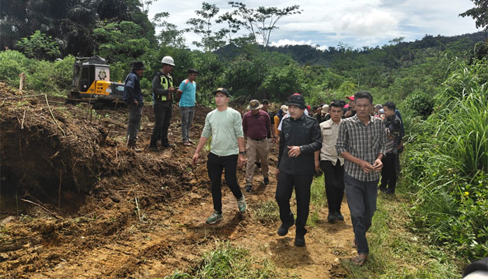 Jalan Terjal Tak Surutkan Niat Bupati Limapuluh Kota bersama Anggota DPRD Yori Anggara Sambangi Jorong Kubang Balambak