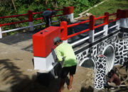 Cat Merah Putih Percantik Jembatan Garuda TMMD ke-128 di Desa Krangean