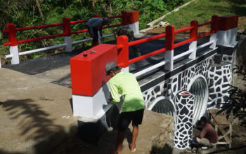 Cat Merah Putih Percantik Jembatan Garuda TMMD ke-128 di Desa Krangean