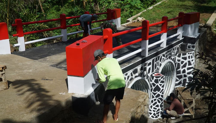 Cat Merah Putih Percantik Jembatan Garuda TMMD ke-128 di Desa Krangean