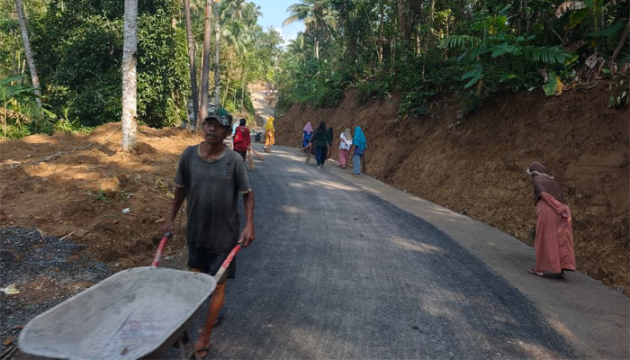 Bersih-bersih warga Desa Krangean jelang penutupan TMMD ke-128